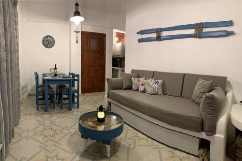 un soggiorno con divano e tavolo di Fisherman's Lodge a Karpathos
