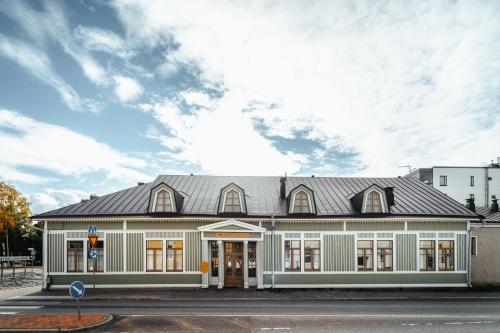 un grande edificio bianco con tetto grigio di Johanssonin talo 1849 a Joensuu