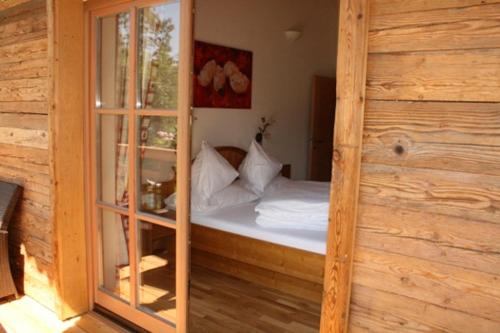 Ένα ή περισσότερα κρεβάτια σε δωμάτιο στο Landsitz Fuschlsee