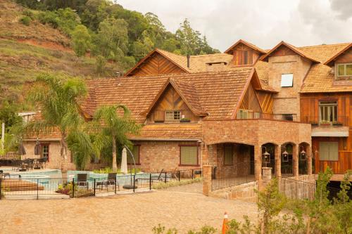 uma casa grande com uma piscina em frente em Pousada Rosa Maria em Erechim