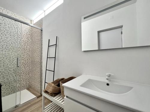 Bilik mandi di Quarteira Design by Homing