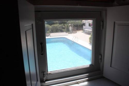 Bazén v ubytování Guesthouse in Drios, Paros island, Greece. nebo v jeho okolí
