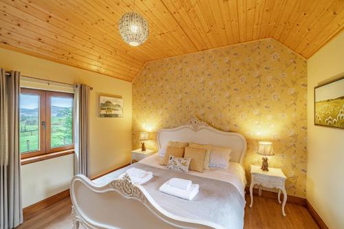 Un dormitorio con una cama y un techo de madera. en Wildcat Lodge, en Cray