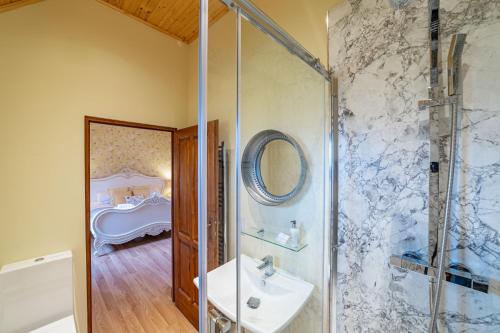 Un baño con ducha, lavabo y espejo. en Wildcat Lodge, en Cray