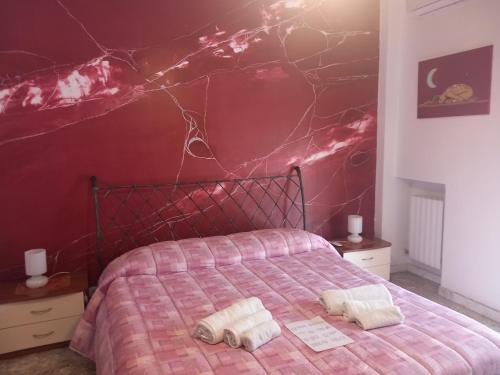 1 dormitorio con 1 cama con 2 toallas en Al Chiaro Di Luna, en Taranto