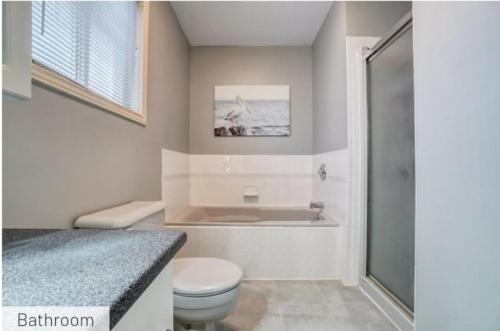 W łazience znajduje się toaleta, umywalka i prysznic. w obiekcie Comfy Private Bedroom near Downtown Ottawa/Gatineau w mieście Gatineau