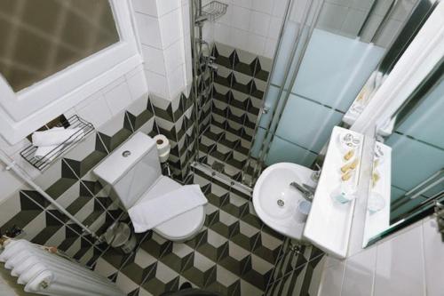 A bathroom at Cozy Apartment in the heart of Athens!