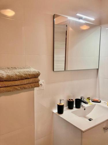 une salle de bain avec un lavabo et un miroir dans l'établissement tytoun evasion, à Borgo