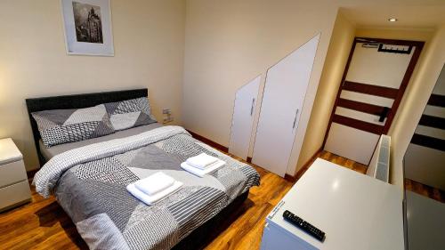 1 dormitorio con cama y ordenador portátil en Private Room in Modern Apartment en Aberdeen