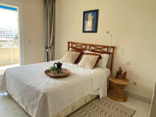 um quarto com uma cama com uma mesa em Beach apartment in Puerto Banus - Free parking - Wifi - swimming pool em Marbella