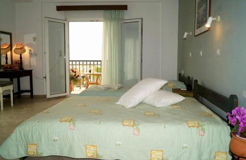 een slaapkamer met een groot bed en een raam bij Pygolampida Studios in Mytilini