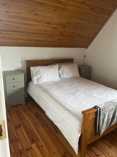 Postel nebo postele na pokoji v ubytování Large Newly Refurbished Lakeside Chalet With Optional Private Hot Tub