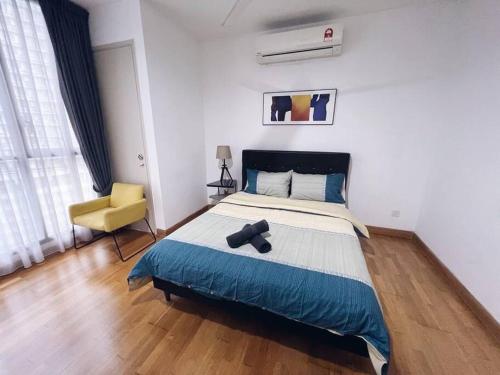 um quarto com uma cama grande e uma cadeira amarela em PROMO CONNECTED TRAIN 1 Bedroom ABOVE MALL - 5 em Kuala Lumpur