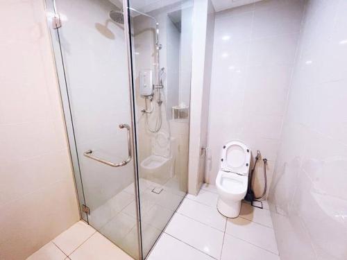 uma casa de banho com um chuveiro e um WC. em PROMO CONNECTED TRAIN 1 Bedroom ABOVE MALL - 5 em Kuala Lumpur