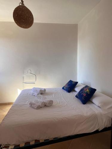 sypialnia z łóżkiem z ręcznikami w obiekcie Casa Marcela w mieście Gravedona