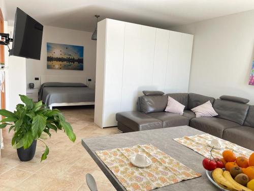 un soggiorno con divano e tavolo con frutta di La scelta giusta a Custonaci