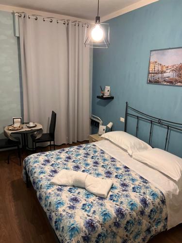 um quarto com uma cama com uma parede azul em B&B I' Chivi em Incisa in Valdarno