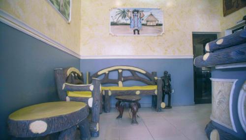 Ein Sitzbereich in der Unterkunft HOTEL DE LA VALLEE NEW