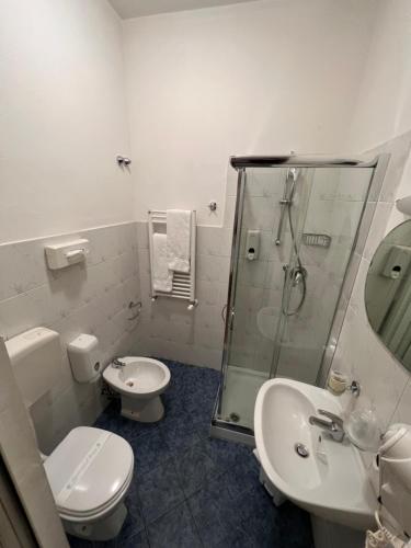 uma casa de banho com um chuveiro, um WC e um lavatório. em B&B I' Chivi em Incisa in Valdarno