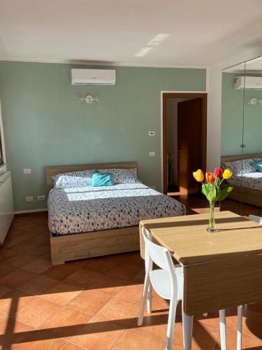 a bedroom with a bed and a table with a table sidx sidx at Il Tulipano in Trezzano Rosa