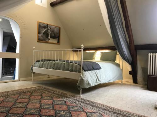een slaapkamer met een bed in de hoek van een kamer bij de Swaenhoeve in Zoersel