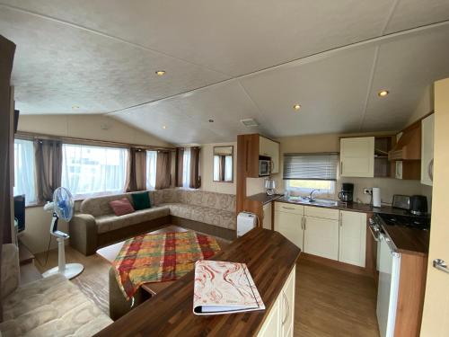 een keuken en een woonkamer in een caravan bij Ferienhaus / Ferienwohnung am Badesee nähe Leipzig mit Privatsstrand und Sauna in Löbnitz