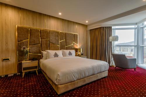 奧蘭的住宿－Melissa Hotel，酒店客房设有一张床和一个大窗户
