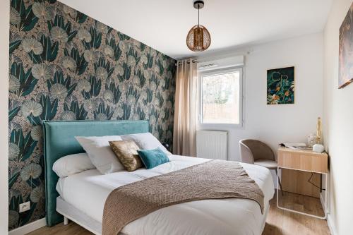 um quarto com uma cama com uma cabeceira verde em Le Nouveau Monde - Appartement Chic et Confortable em Saint-Priest