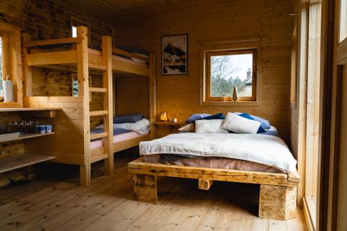 um quarto com 2 beliches num chalé de madeira em Tiny House nad Českým rájem em Všelibice