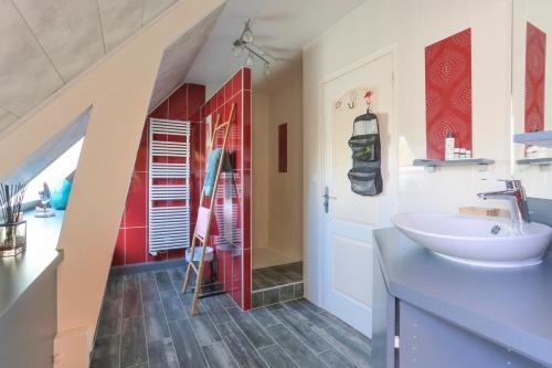 ein Bad mit einem Waschbecken, einer Dusche und einem WC in der Unterkunft Belvedere de la Rance - Maison pour 6 avec jardin in Dinan