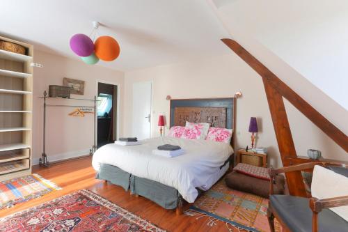 ein Schlafzimmer mit einem großen Bett und einer Treppe in der Unterkunft Belvedere de la Rance - Maison pour 6 avec jardin in Dinan