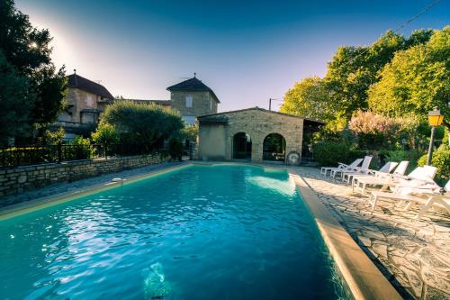 une piscine devant une maison dans l'établissement Les chênes verts, à Cornillon