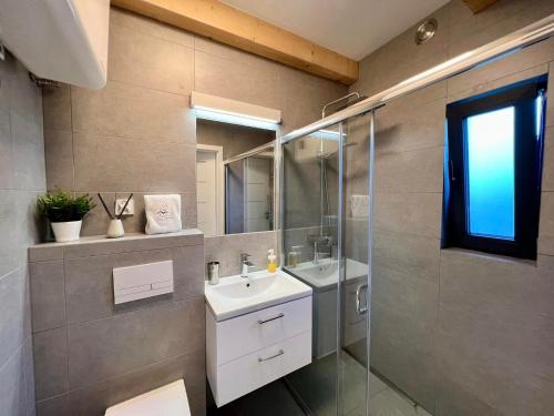 a bathroom with a sink and a mirror at Ptasia Zatoka Sarbinowo in Sarbinowo