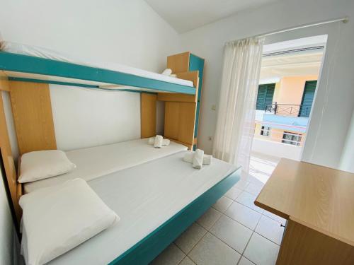 una camera con letto a castello e balcone di Aegean breeze apartment by Zen Realty management a Pefkohori