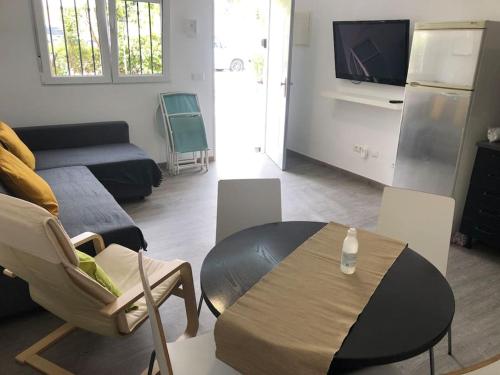 salon ze stołem i kanapą w obiekcie La Carihuela Apartamento w mieście Torremolinos