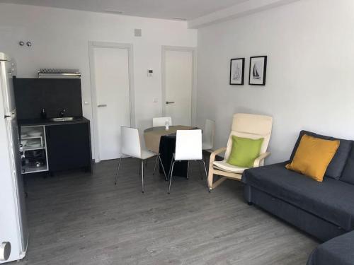 salon z kanapą, stołem i krzesłami w obiekcie La Carihuela Apartamento w mieście Torremolinos