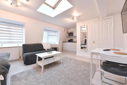 Posezení v ubytování Stylish Studios by Luxestays Shepherds Bush