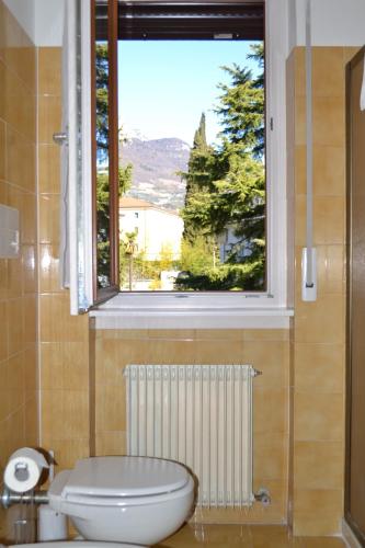 ein Bad mit einem WC und einem Fenster in der Unterkunft Green Spot in Riva del Garda