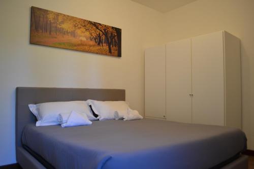 ein Schlafzimmer mit einem Bett und einem Wandgemälde in der Unterkunft Green Spot in Riva del Garda
