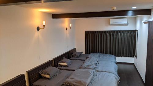 Cette chambre comprend un lit avec des oreillers. dans l'établissement 桜丸 Sakuramaru, à Takayama