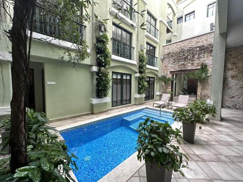 una piscina en el patio de un edificio en AmazINN Places Rooftop and Design Pool X, en Panamá