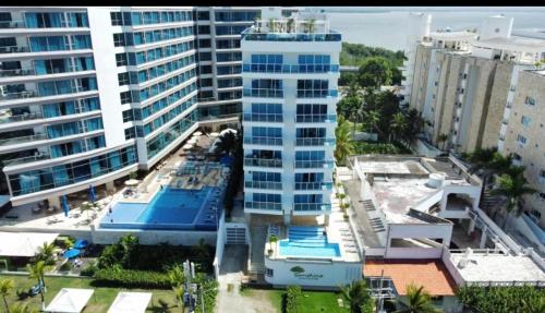 uma vista aérea de um edifício alto numa cidade em Luxury apartment, sector morros, vista y salida al mar edificio Sunshine em Cartagena das Índias