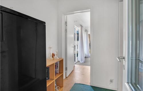 TV a/nebo společenská místnost v ubytování 1 Bedroom Beautiful Apartment In Sejer