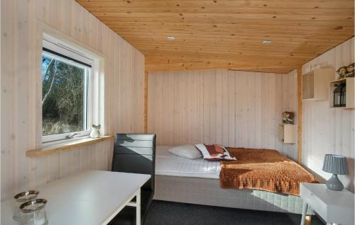 Katil atau katil-katil dalam bilik di Nice Home In Sjællands Odde With Sauna