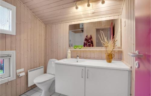 Kylpyhuone majoituspaikassa Gorgeous Home In Martofte With Kitchen
