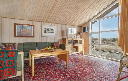 Posezení v ubytování 3 Bedroom Lovely Home In Frøstrup