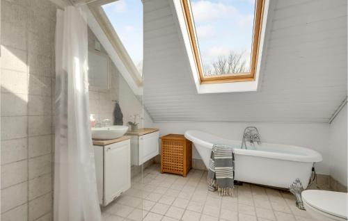 baño con bañera, 2 lavabos y ventana en Awesome Home In Malling With Wifi, en Malling