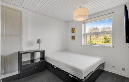 Habitación blanca con cama y ventana en Awesome Home In Malling With Wifi en Malling