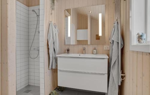 Ett badrum på Gorgeous Home In Haarby With Kitchen