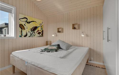 ein Schlafzimmer mit einem großen Bett in einem Zimmer in der Unterkunft Gorgeous Home In Haarby With Kitchen in Hårby
